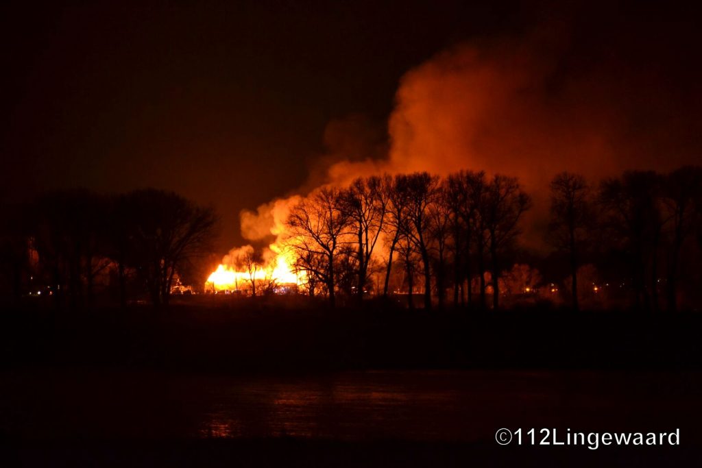Veel rook en vlammen zichtbaar in Gendt na brand Ooij - Omroep Lingewaard (persbericht) (Blog)