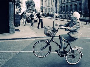 Oude dame op fiets